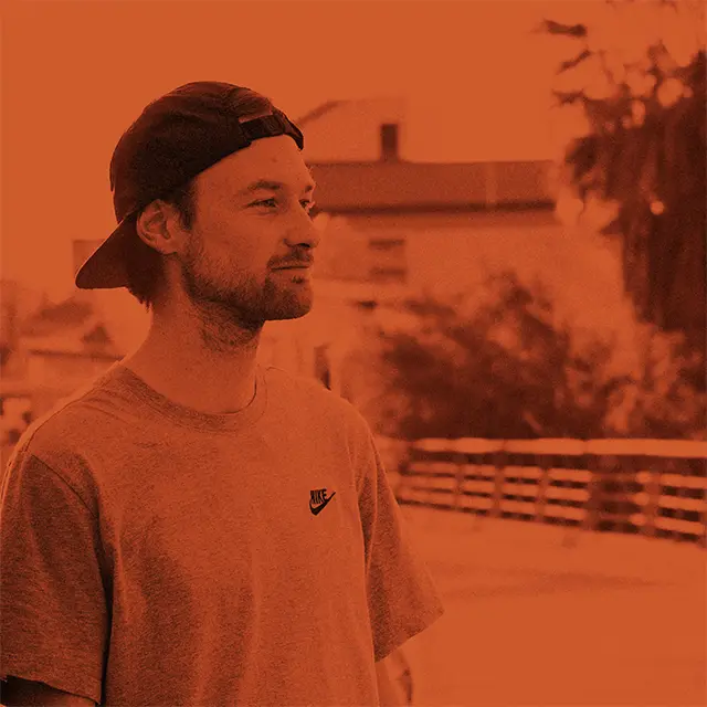Porträt von Lukas Farnhammer mit orangem Farbüberlag.